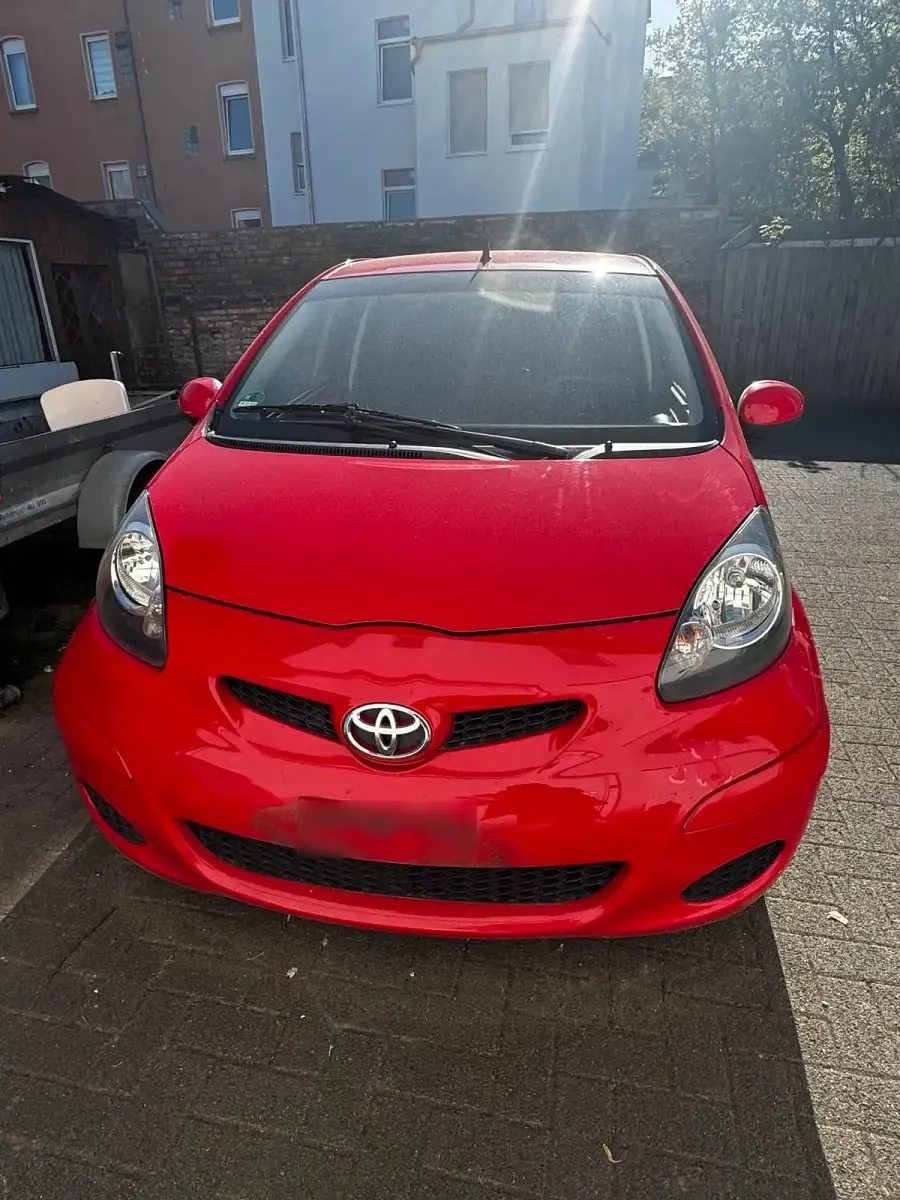 Gebraucht Toyota Aygo 68 PS (50 kW) 2011 Rot Kleinwagen