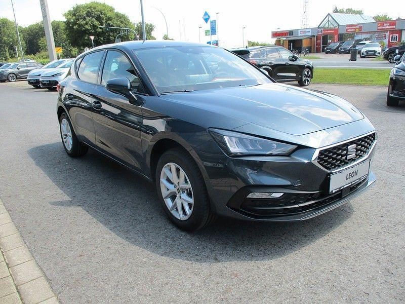 Neu Seat Leon 150 PS (110 kW) 2025 Grau Limousine