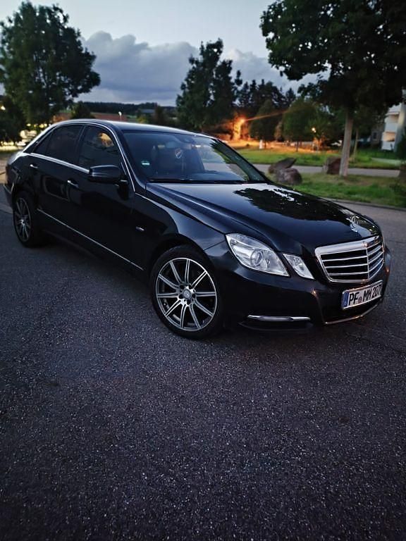 Schwarz Gebraucht 2011 Mercedes E220 Limousine | 9.950 € (Fairer Preis) - Bild 1/4