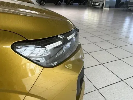 Neu Dacia Sandero Comfort 101 PS (74 kW) 2025 Amber yellow Limousine