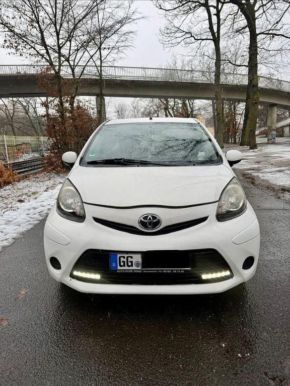 Weiß Gebraucht 2012 Toyota Aygo Cool Kleinwagen | 2.999 € (Fairer Preis) - Bild 1/4