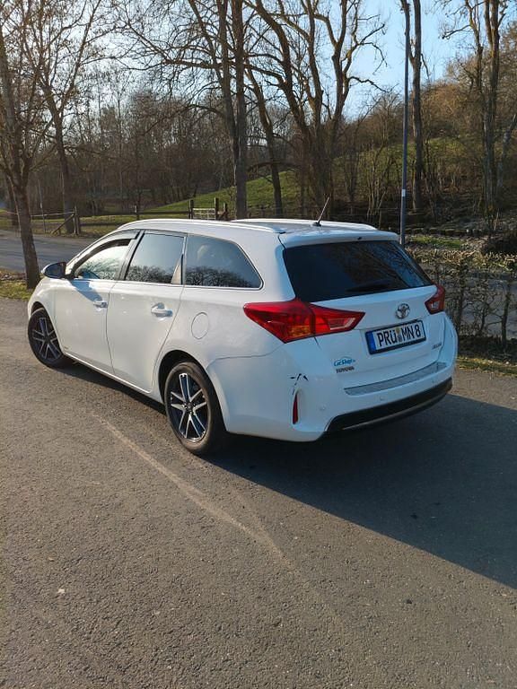 Gebraucht Toyota Auris 124 PS (91 kW) 2015 Weiß Limousine