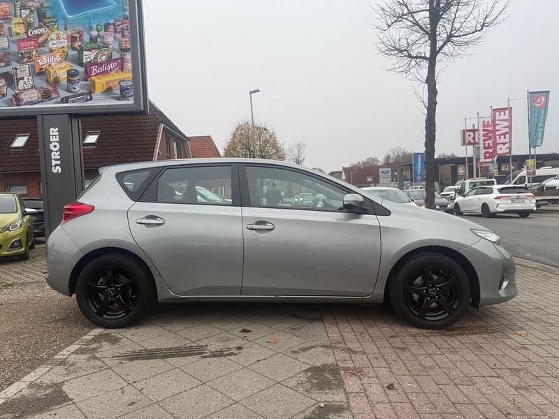 Gebraucht Toyota Auris Basis 99 PS (72 kW) 2015 Silber Limousine