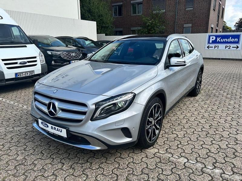 Silber Gebraucht 2015 Mercedes GLA200 Urban SUV | 16.990 € (Fairer Preis) - Bild 1/4