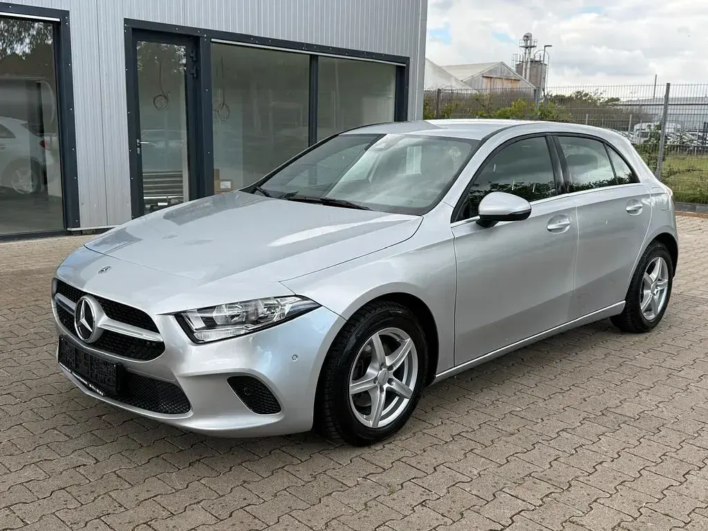 Gebraucht Mercedes A180 116 PS (85 kW) 2021 Silber Limousine