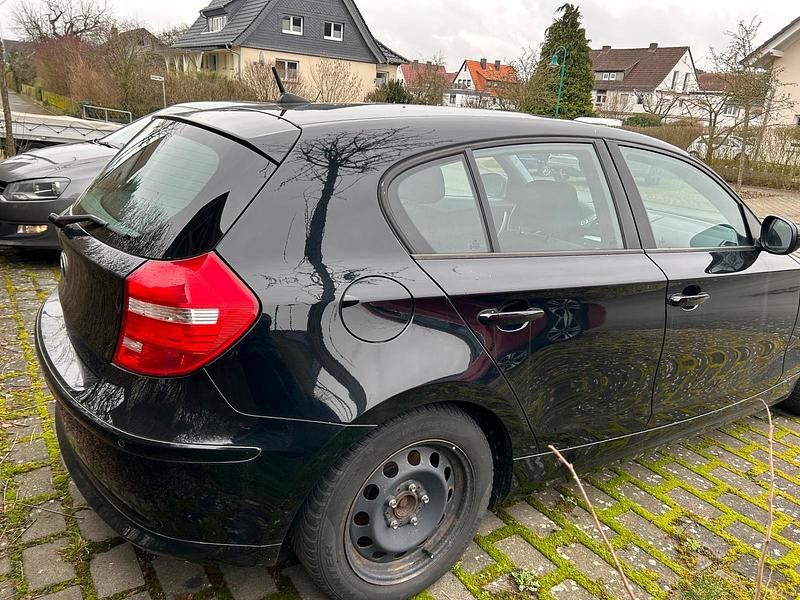 Gebraucht BMW 116 122 PS (89 kW) 2010 Schwarz Kleinwagen