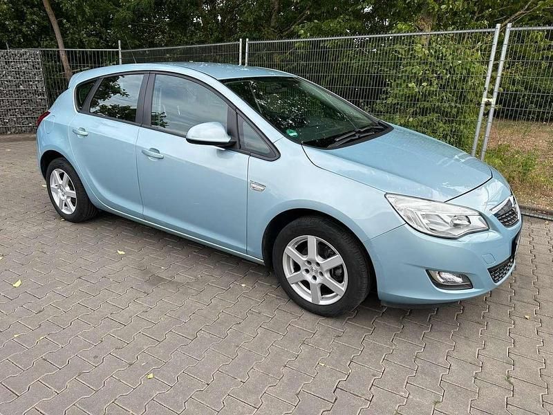 Blau Gebraucht 2010 Opel Astra Edition Limousine | 3.590 € (Fairer Preis) - Bild 1/4
