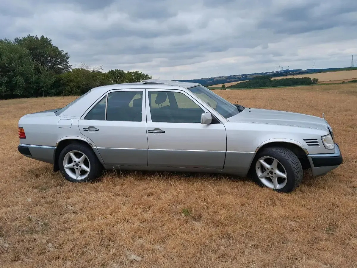 Gebraucht Mercedes 300 147 PS (108 kW) 1993 Silber Limousine