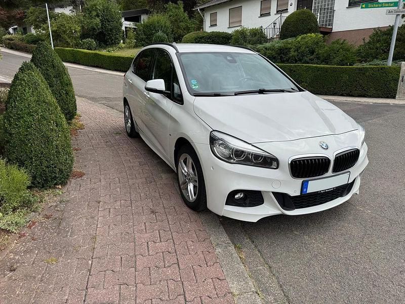 Weiß Gebraucht 2016 BMW 225 Active Tourer iPerformance Van / Kleinbus | 14.990 € (Etwas zu teuer) - Bild 1/4