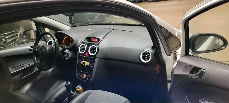 Gebraucht Opel Corsa 80 PS (58 kW) 2009 Weiß Kleinwagen