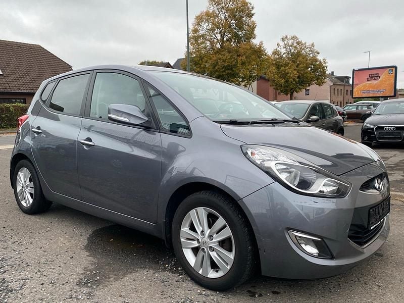 Grau Gebraucht 2012 Hyundai ix20 Comfort Van / Kleinbus | 6.499 € (Guter Preis) - Bild 1/4
