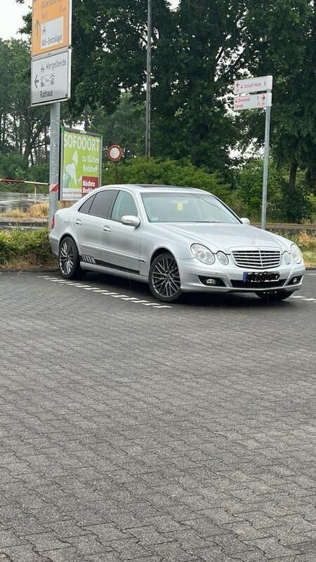 Silber Gebraucht 2004 Mercedes E220 Limousine | 3.700 € - Bild 1/2