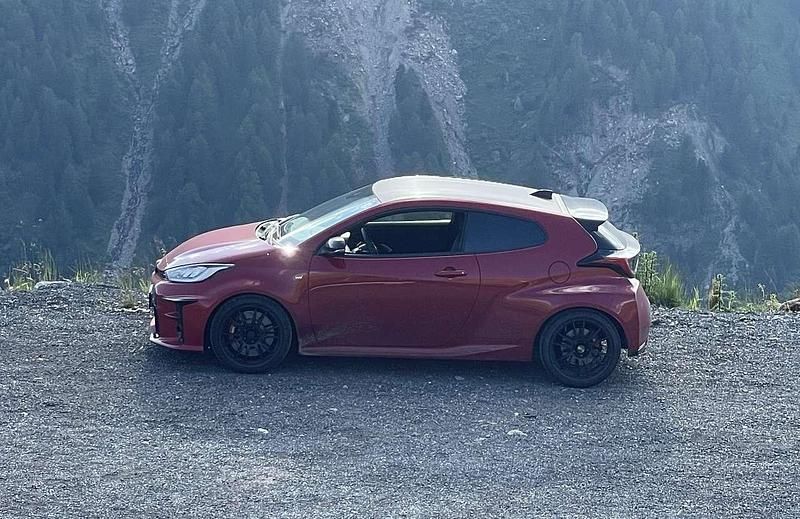 Rot Gebraucht 2024 Toyota Yaris Limousine | 35.000 € (Guter Preis) - Bild 1/4