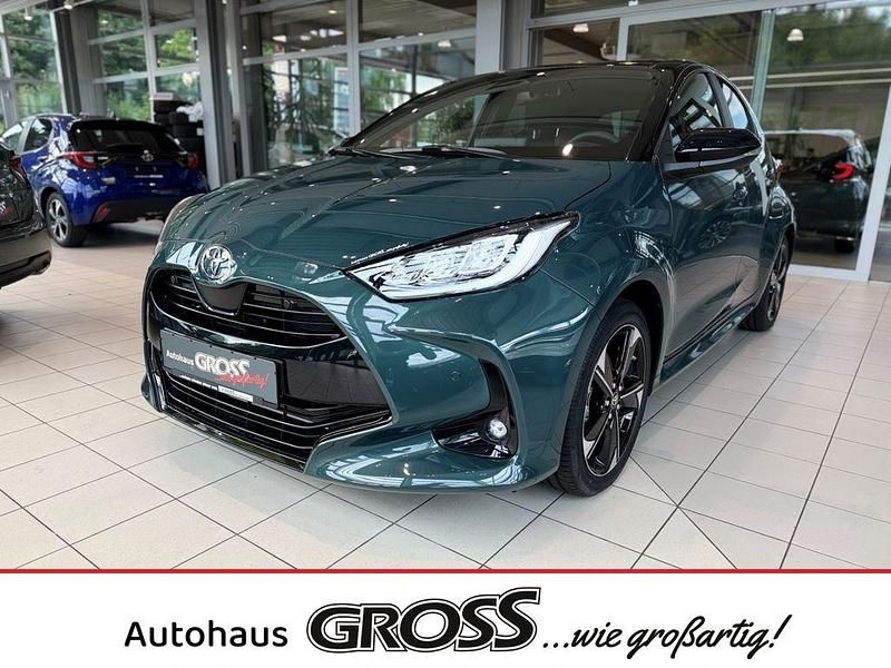 Grün Neu 2025 Toyota Yaris Hybrid Plus Limousine | 28.246 € (Guter Preis) - Bild 1/4