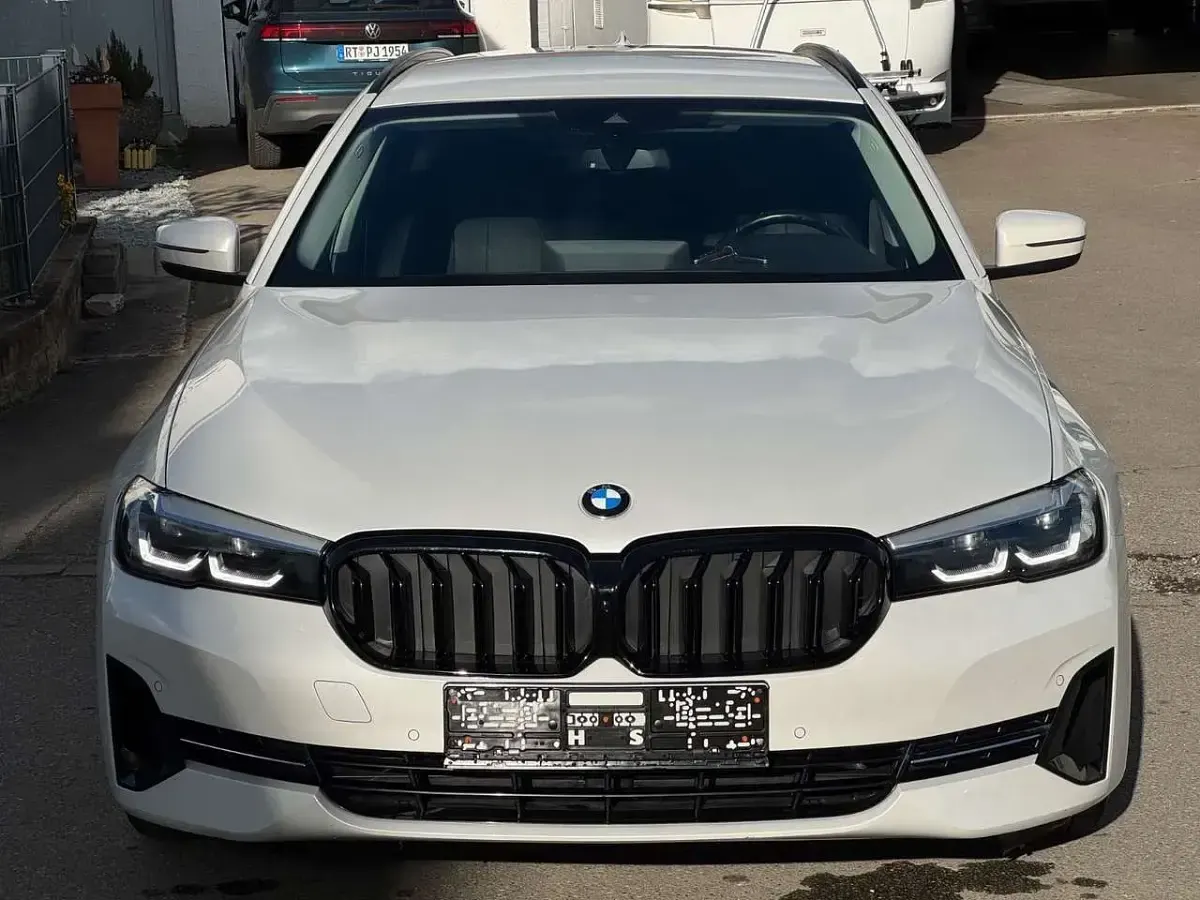 Gebraucht BMW 530 Performance 286 PS (210 kW) 2022 Mineralweiss Kombi