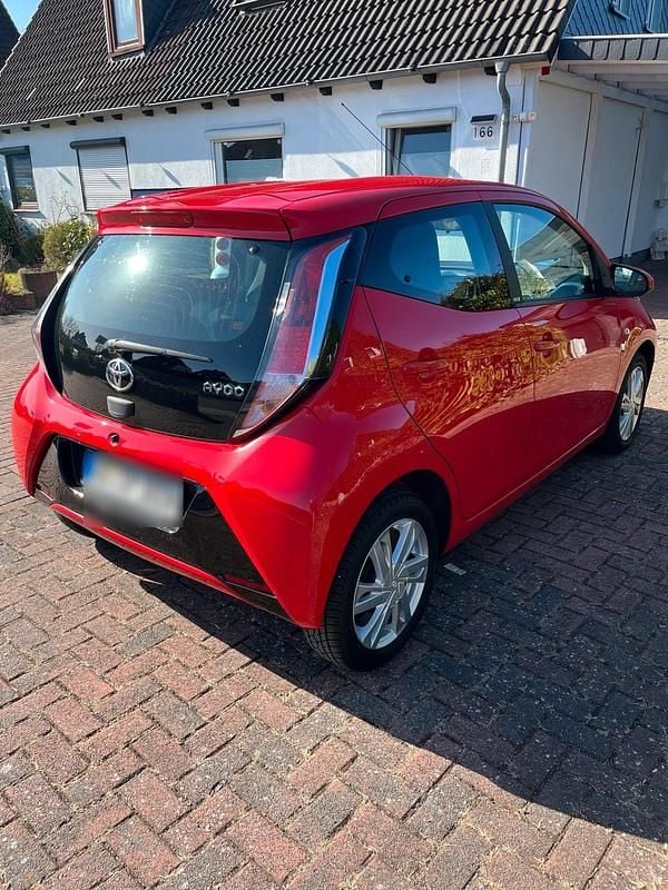 Gebraucht Toyota Aygo 69 PS (50 kW) 2016 Rot Kleinwagen