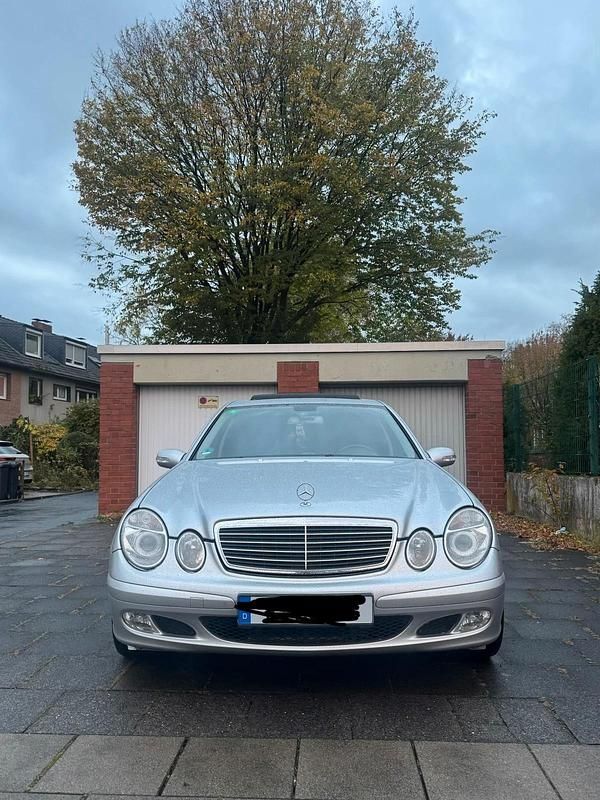 Silber Gebraucht 2005 Mercedes E350 Limousine | 8.850 € (Teuer) - Bild 1/4