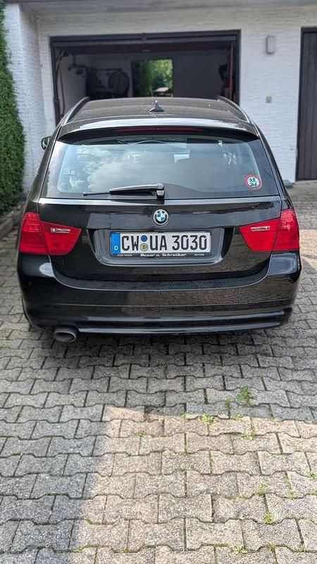 Gebraucht BMW 320 Lifestyle 163 PS (119 kW) 2011 Schwarz Kombi