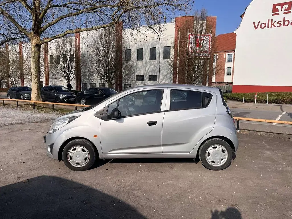 Gebraucht Chevrolet Spark 68 PS (50 kW) 2010 Argon silber/ice silver (m2) Kleinwagen