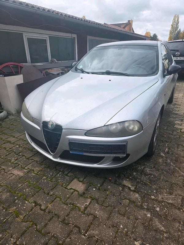 Silber Gebraucht 2006 Alfa Romeo 147 Kleinwagen | 500 € - Bild 1/2