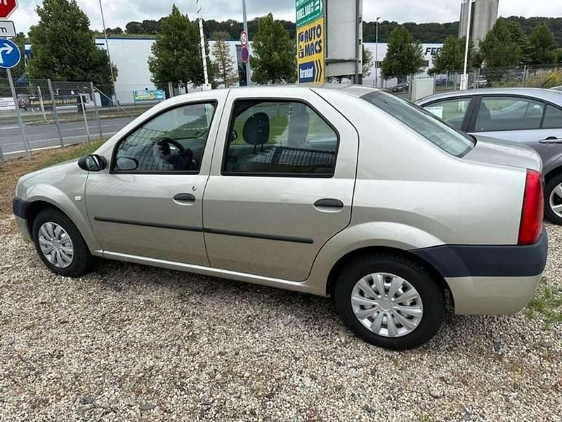 Grau Gebraucht 2006 Dacia Logan Limousine | 3.195 € (Teuer) - Bild 1/4
