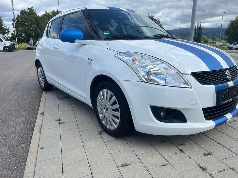 Weiß Gebraucht 2012 Suzuki Swift Club Kleinwagen | 5.650 € - Bild 1/4