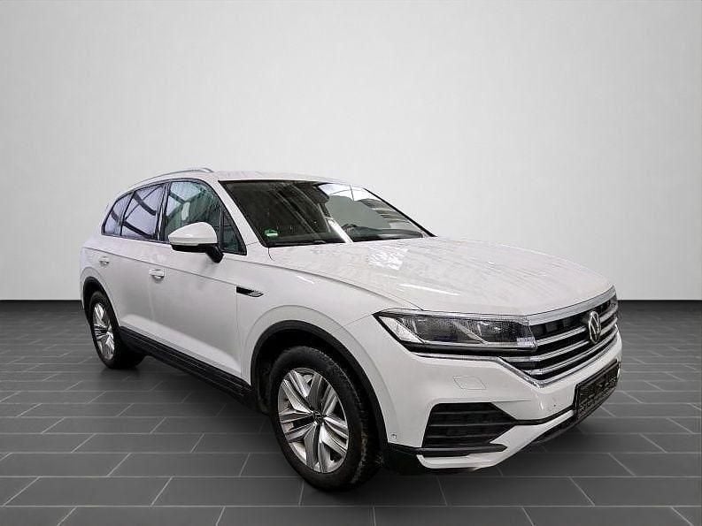 Gebraucht VW Touareg Basis 231 PS (169 kW) 2023 Oryxweiß perlmutteffekt (metallic) SUV