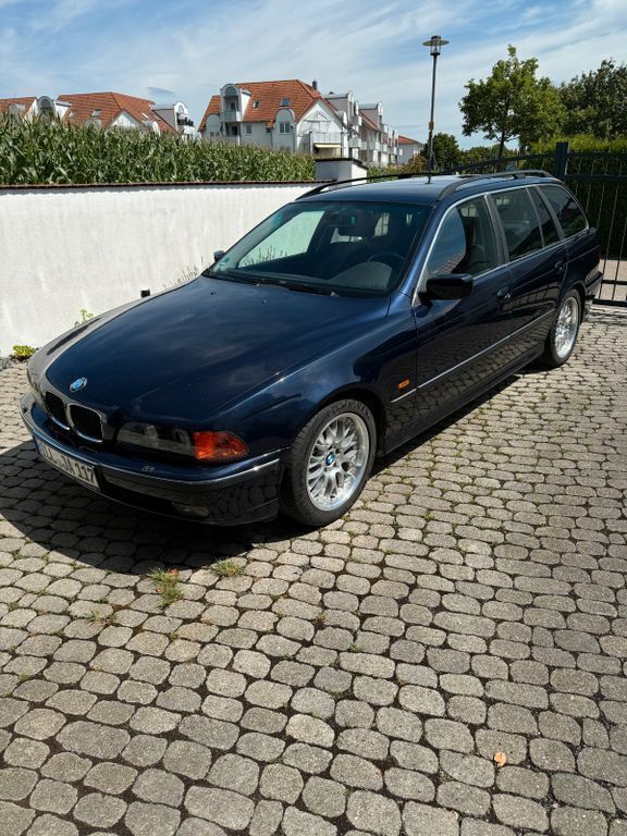 Blau Gebraucht 1999 BMW 523 Sport Line Kombi | 7.500 € - Bild 1/4