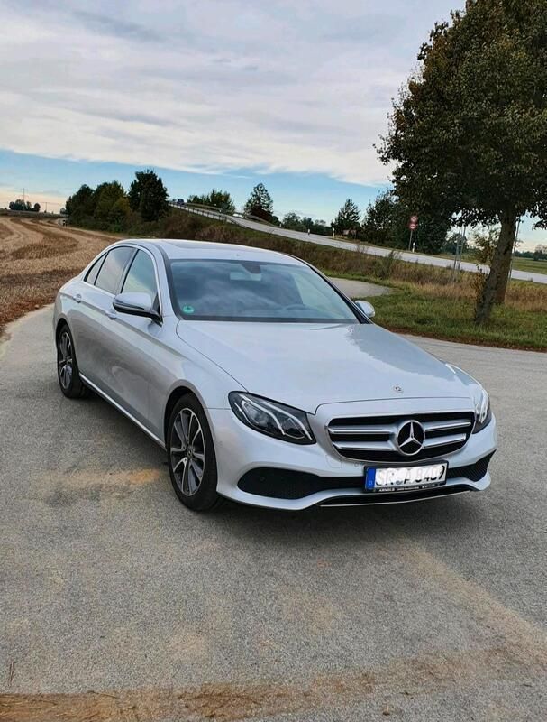 Silber Gebraucht 2018 Mercedes E250 Avantgarde Limousine | 23.980 € (Guter Preis) - Bild 1/4