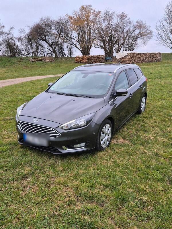 Grau Gebraucht 2015 Ford Focus Titanium Kombi | 9.900 € (Fairer Preis) - Bild 1/4