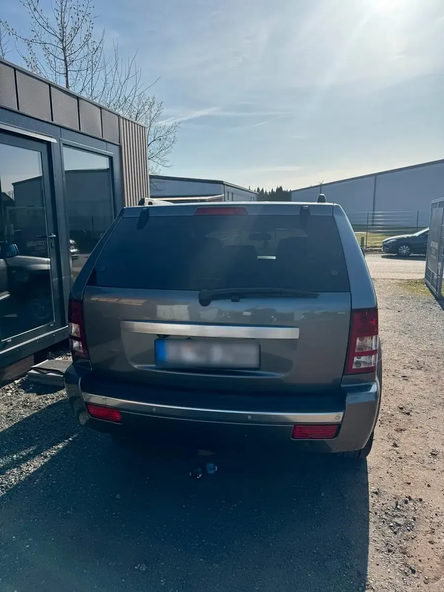 Usata Jeep Cherokee 218 CV (160 kW) 2009 Grigio SUV