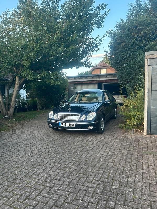 Blau Gebraucht 2003 Mercedes E200 Limousine | 6.799 € - Bild 1/4
