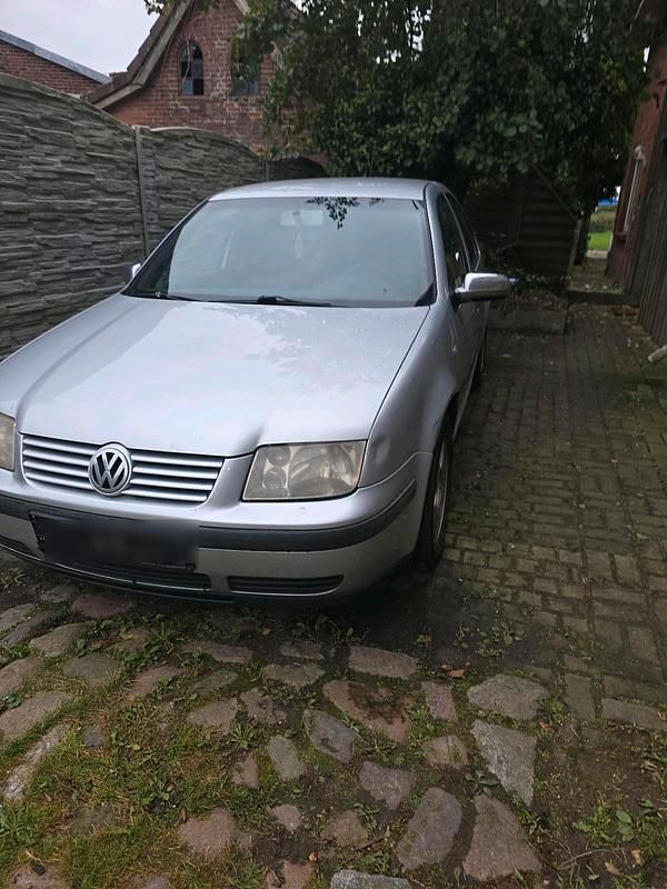 Grau Gebraucht 2002 VW Bora Limousine | 400 € (Superpreis) - Bild 1/4