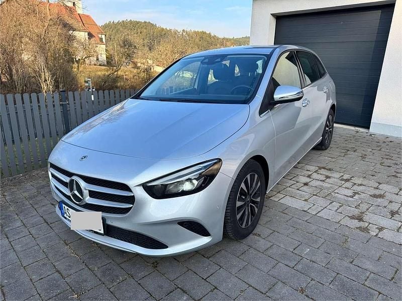 Grau Gebraucht 2023 Mercedes B180 Van / Kleinbus | 25.000 € (Superpreis) - Bild 1/4