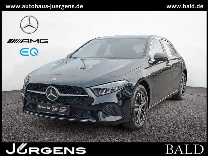Schwarz kosmosschwarz metallic Gebraucht 2025 Mercedes A250 Progressive Limousine | 32.880 € (Fairer Preis) - Bild 1/4