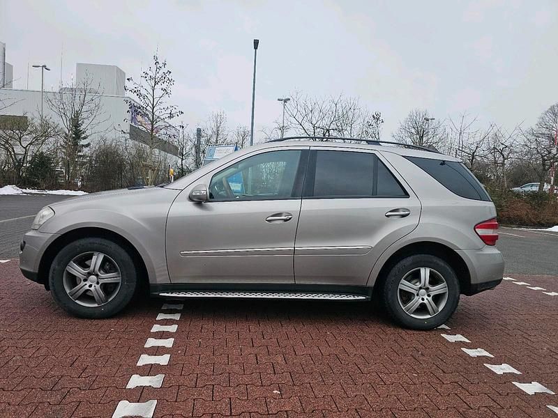 Gebraucht Mercedes ML320 224 PS (164 kW) 2006 Silber SUV
