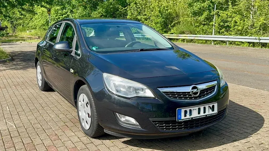 Gebraucht Opel Astra Edition 116 PS (85 kW) 2012 Schwarz Limousine