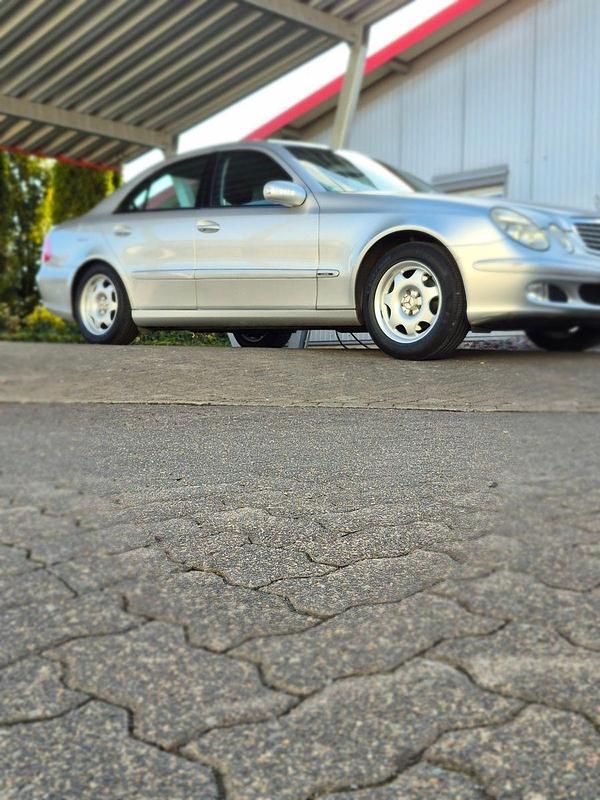 Gebraucht Mercedes E220 Classic 150 PS (110 kW) 2004 Silber Limousine