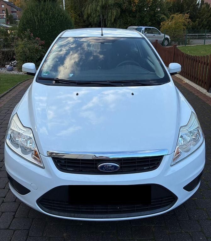 Weiß Gebraucht 2010 Ford Focus Viva Limousine | 2.500 € (Guter Preis) - Bild 1/4