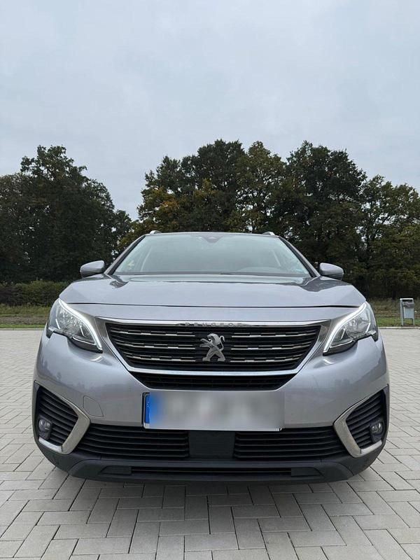 Grau Gebraucht 2019 Peugeot 5008 Active Van / Kleinbus | 11.000 € (Superpreis) - Bild 1/4