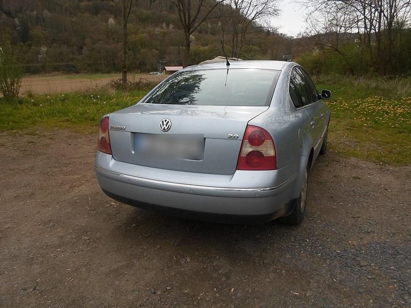 Gebraucht VW Passat 131 PS (96 kW) 2002 Blau Limousine