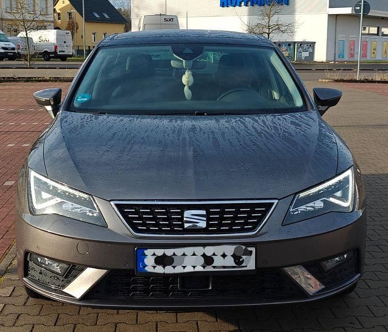 Grau Gebraucht 2017 Seat Leon XCELLENCE Limousine | 16.400 € (Fairer Preis) - Bild 1/4