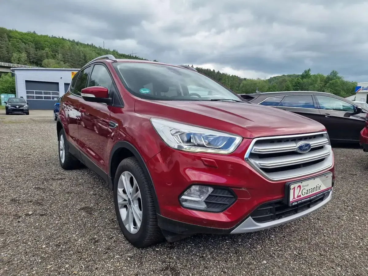 Gebraucht Ford Kuga Titanium 150 PS (110 kW) 2017 Rubyrot (metallic) SUV
