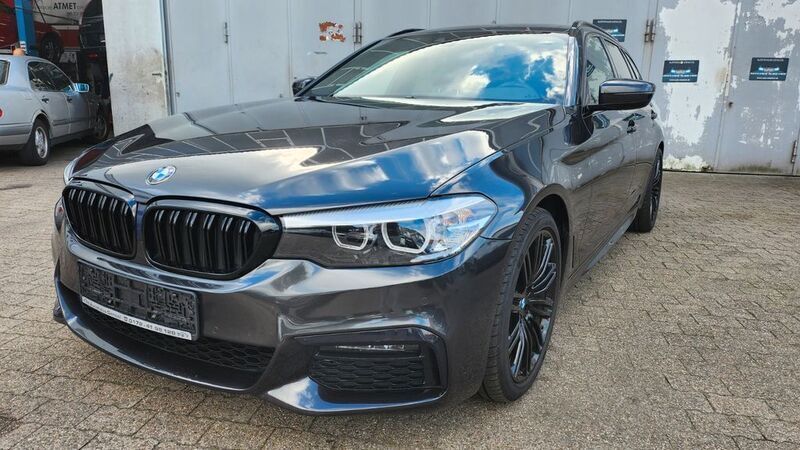 Grau Gebraucht 2019 BMW 520 M Sport Kombi | 27.900 € (Teuer) - Bild 1/4