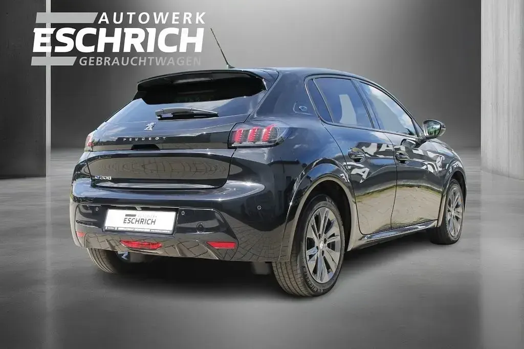 Gebraucht Peugeot e-208 Allure 100 kW (136 PS) 2022 Schwarz Kleinwagen