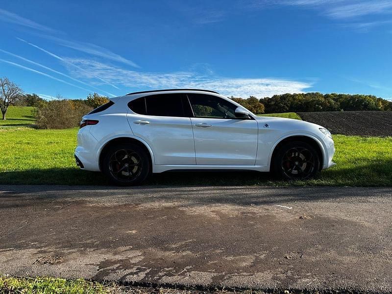 Weiß Gebraucht 2018 Alfa Romeo Stelvio Quadrifoglio SUV | 45.500 € (Fairer Preis) - Bild 1/4