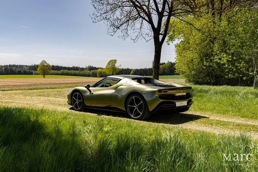 Gebraucht Ferrari 296 829 PS (609 kW) 2023 Grün (verde masoni) Coupé
