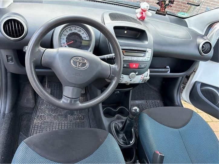 Gebraucht Toyota Aygo 68 PS (50 kW) 2012 Weiß Kleinwagen