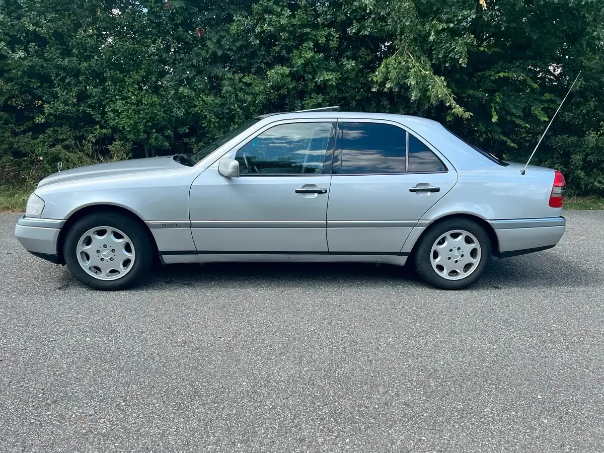 Gebraucht Mercedes C220 Elegance 150 PS (110 kW) 1994 Silber Limousine
