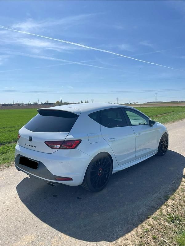 Weiß Gebraucht 2016 Cupra Leon Limousine | 20.500 € (Fairer Preis) - Bild 1/4